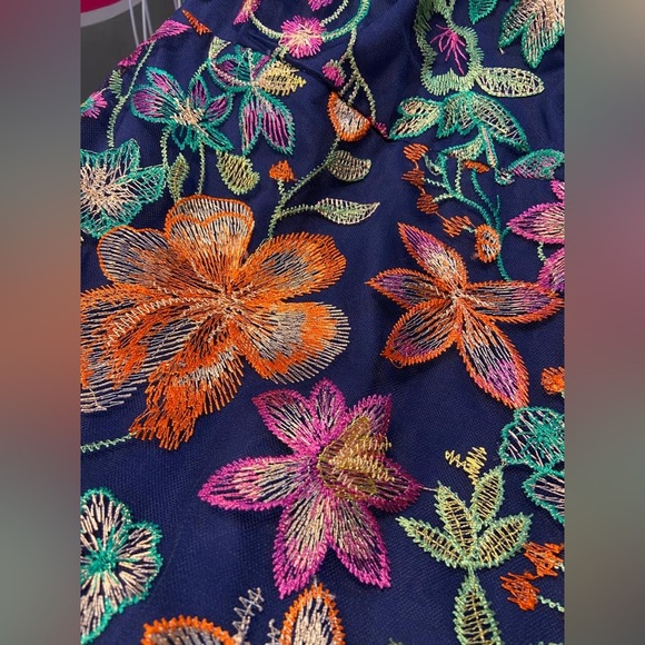 Guess dress-All Flower,very chic on- midi Size 2 can fit size 4 too-New With Tag - Picture 3 of 11